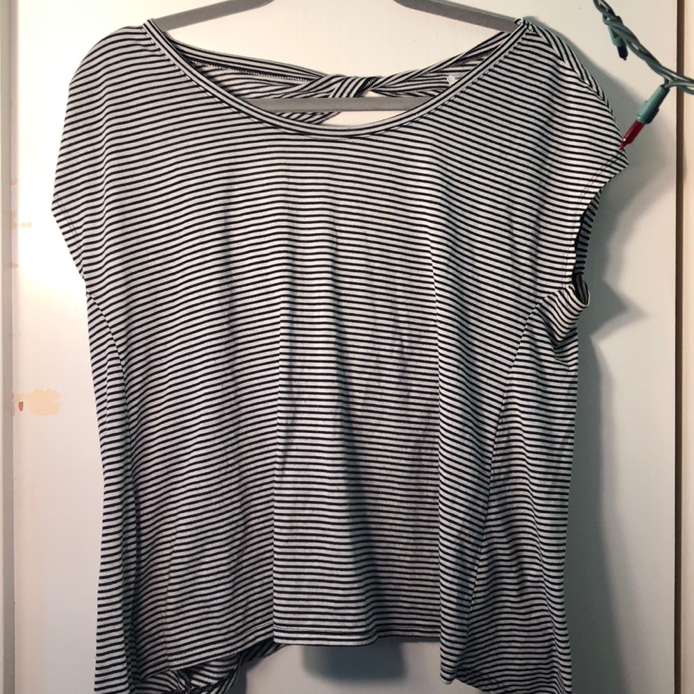 T-shirt with open back